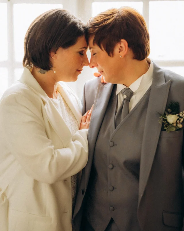Marine et Séverine 
7 décembre 2024

Ce mariage avait une saveur particulière, un doux mélange entre le rêve et la réalité.
Vous m’avez soufflé votre envie de vivre ces instants à votre image entourées d’amour et de rires, de beauté et de surprises.
Vos cœurs se sont déposés ici et ils ont marqué pour toujours mouillepied et nous.
Un merci si petit face à la grandeur de ma gratitude envers vous. Continuez à vous tenir par la main dans les moments difficiles comme dans la joie, vous êtes merveilleuses! 

Team ❤️
@mistan_photographe 
Second shooter @yourmomentsdiary 
@tom.videaste 
@studio.aloki 
@lbevents_traiteur_la_rochelle 
@mistermae_dj 
@soulex.prod 
@shay_firelight 
@alex_artsthetique 
@patisserieboulestier 
@lefournildelenzo 

#mouillepied #brides #love #amour #mariage #wedding #chateau #couple #winterwedding #mariagehiver